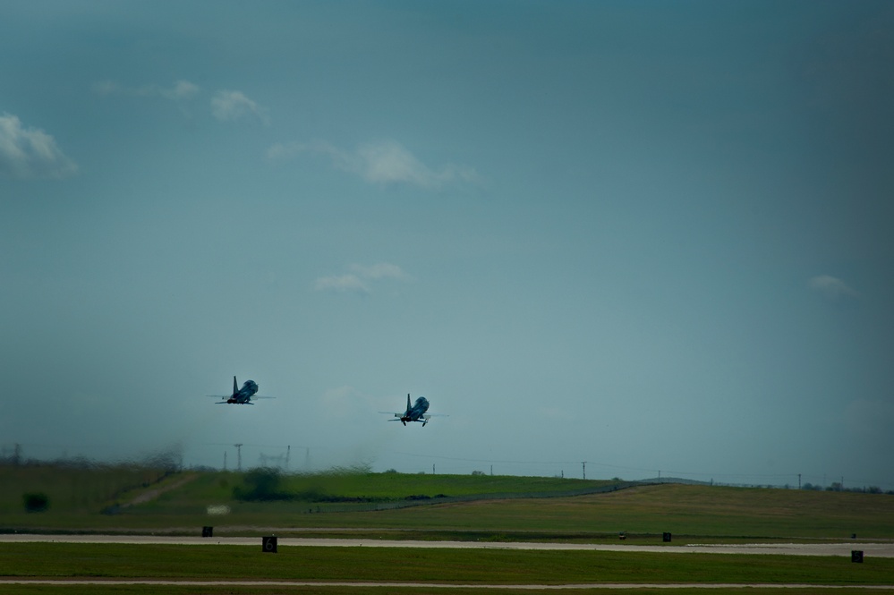 T-38 Touch and go maneuvers