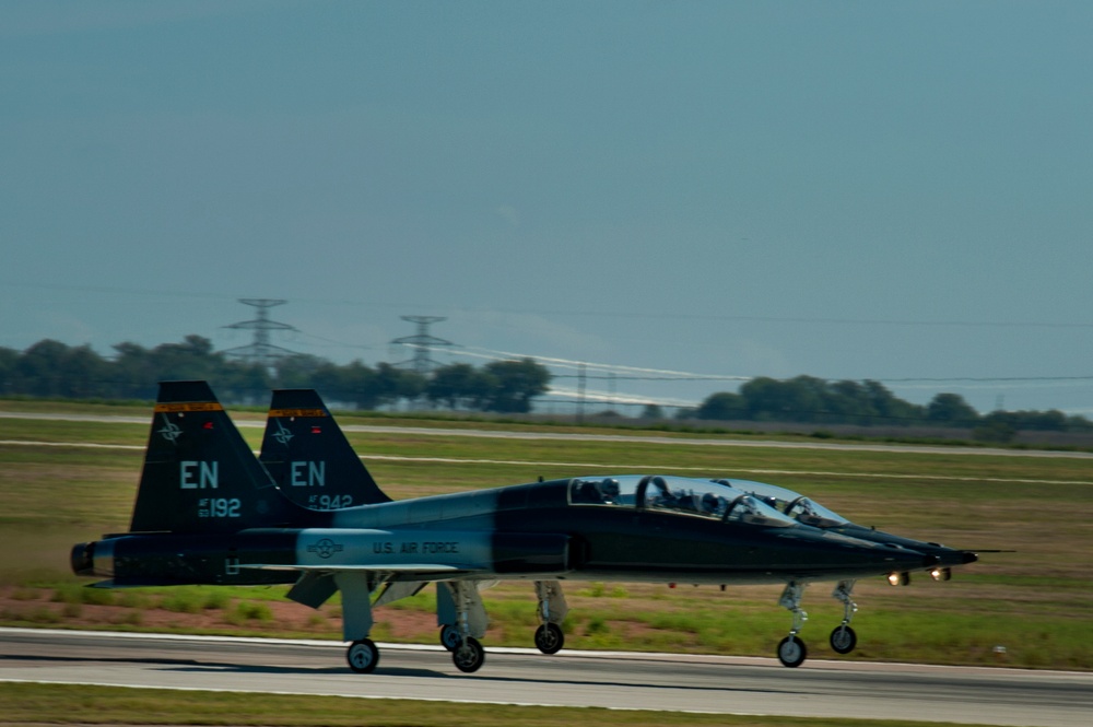 T-38 Touch and go maneuvers