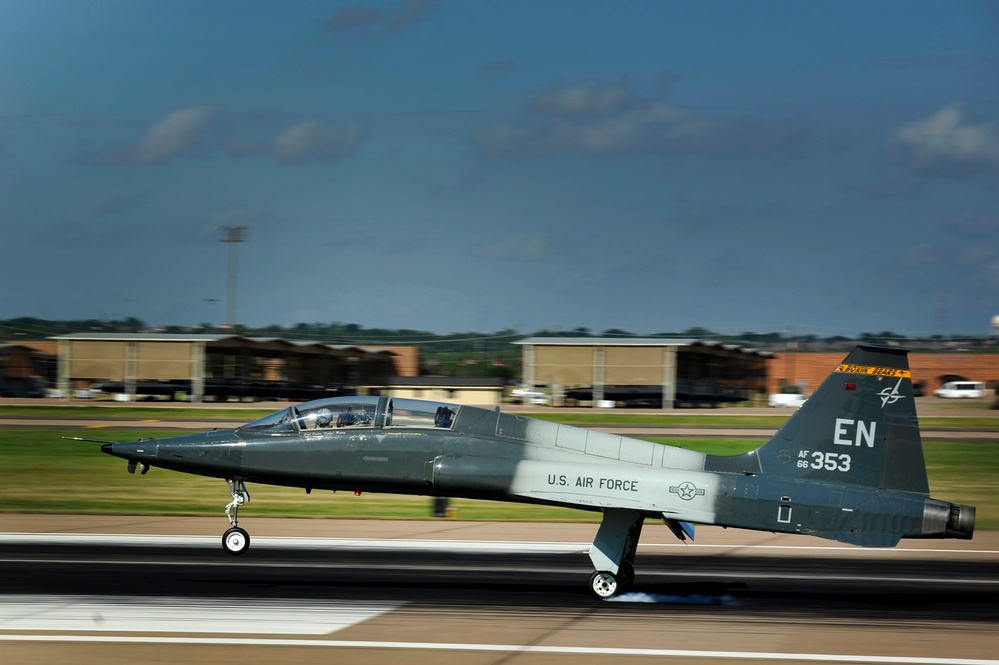 T-38 Touch and go maneuvers