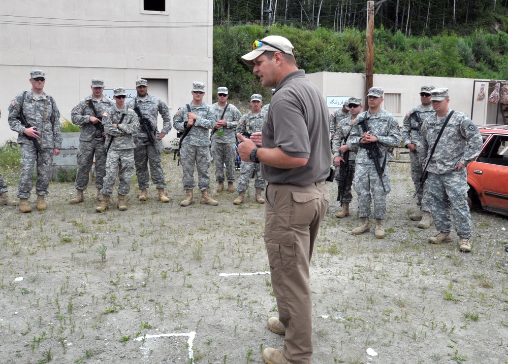 1-25 soldiers attend counter-improvised explosive device training