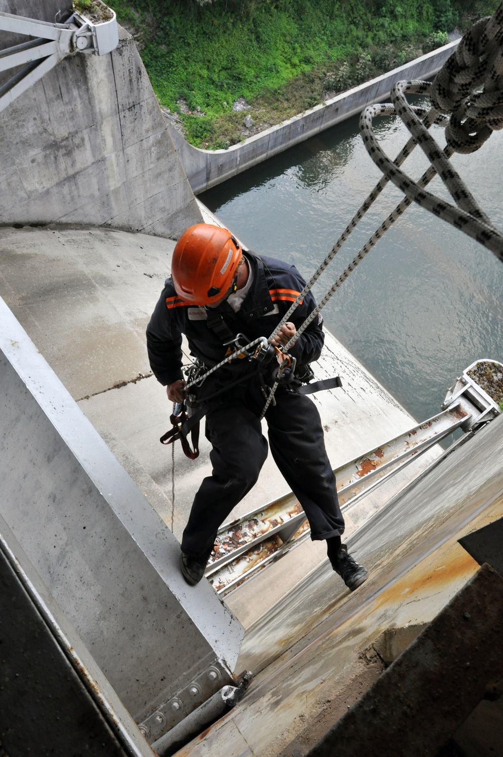 Corps Engineers from Philadelphia District rappel, inspect Wolf Creek