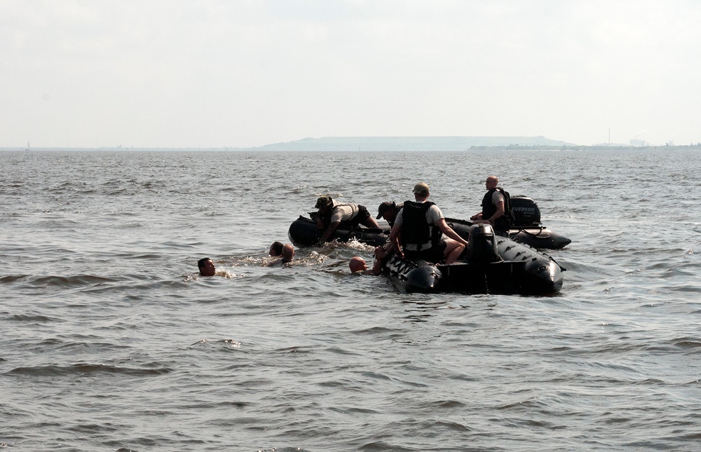Soldiers complete water insertion training