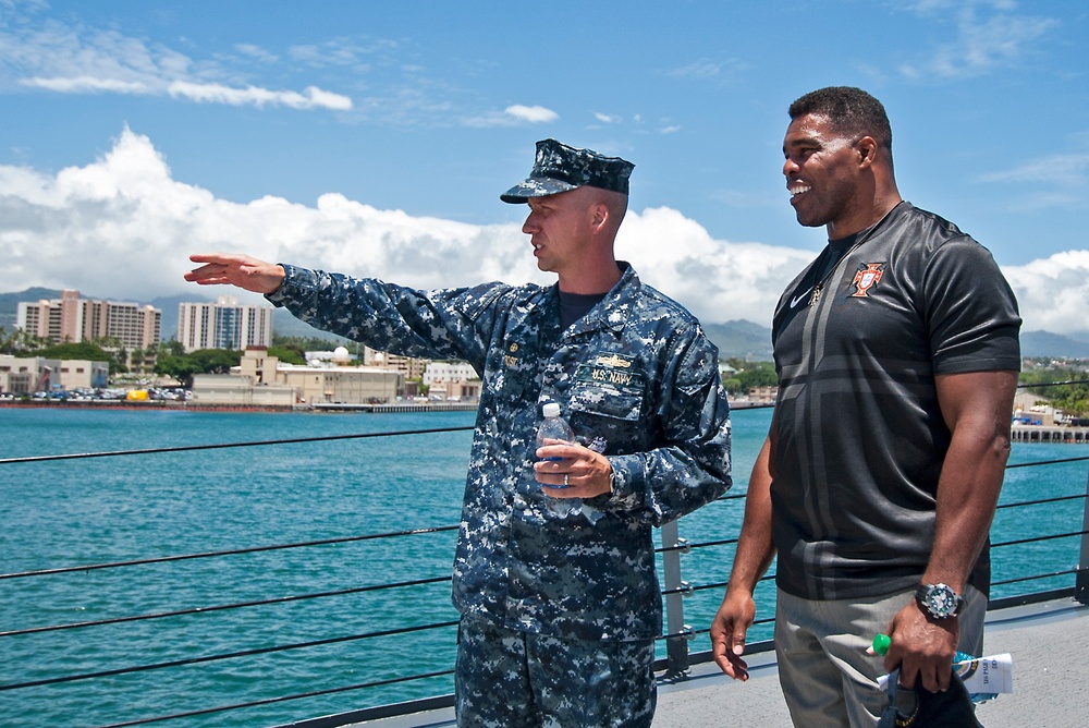 Herschel Walker visits Pearl Harbor