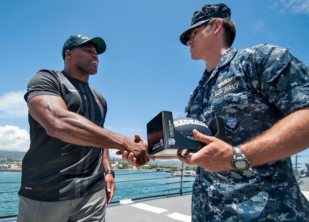 Herschel Walker visits Pearl Harbor