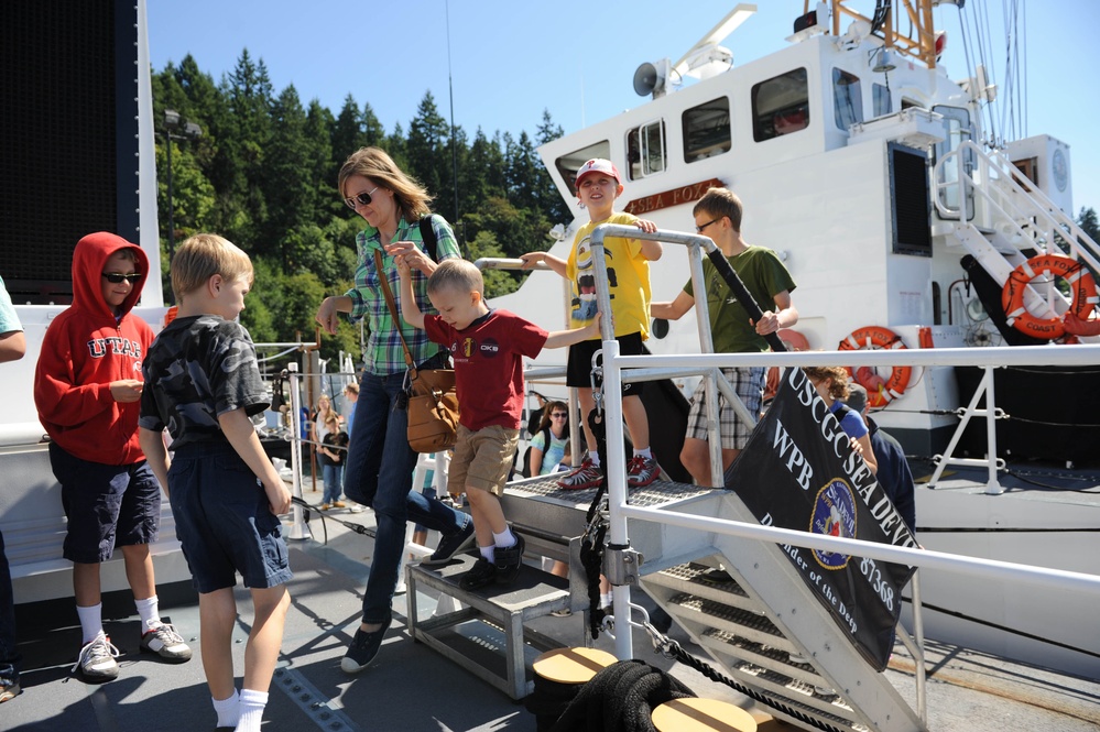 CGC Sea Devil hosts Fleet and Family children