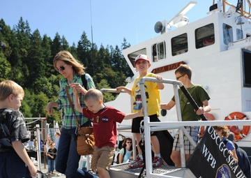 CGC Sea Devil hosts Fleet and Family children