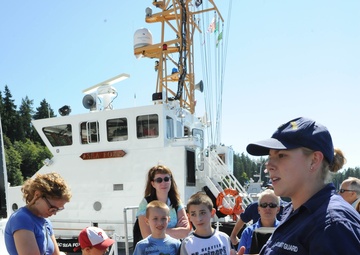 CGC Sea Devil hosts Fleet and Family children