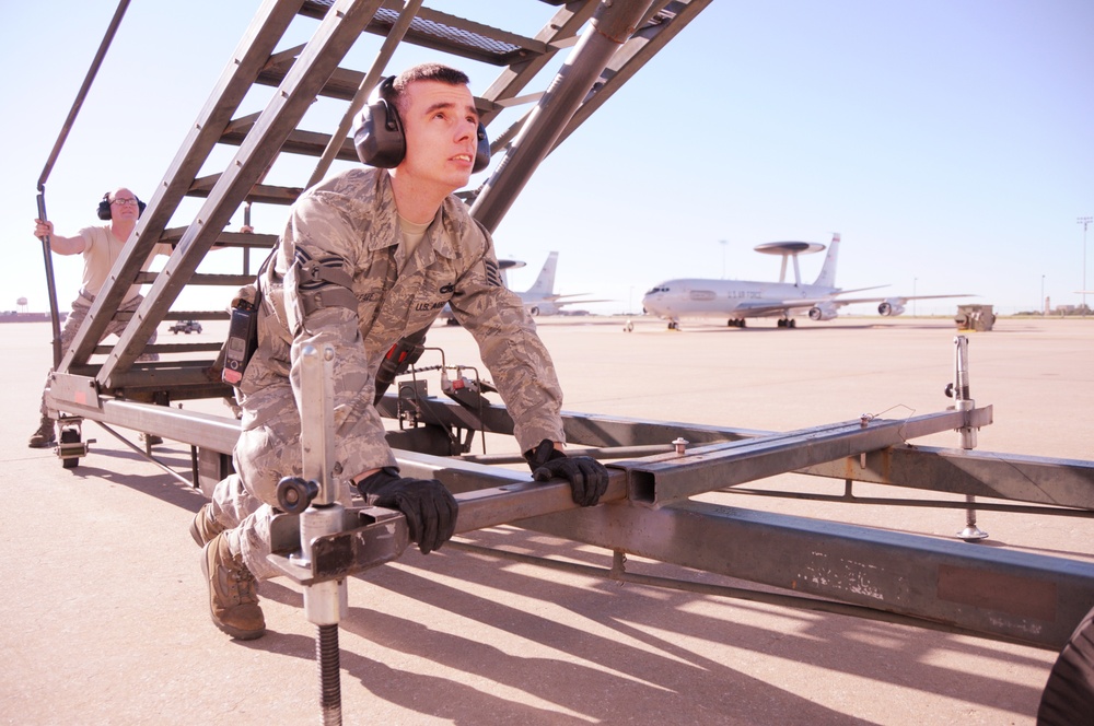 DVIDS Images Reserve radar techicians at work [Image 2 of 2]