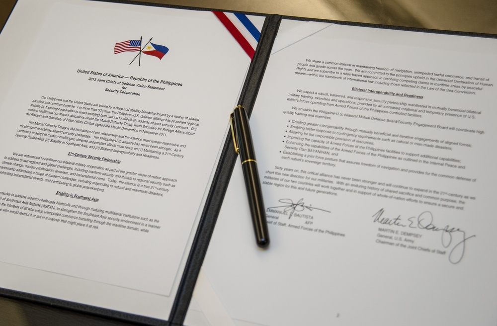 Chairman Gen. Dempsey hosts CHOD Philippines