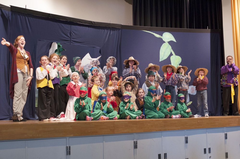 Children's theater visits Yokosuka, teaches life skills