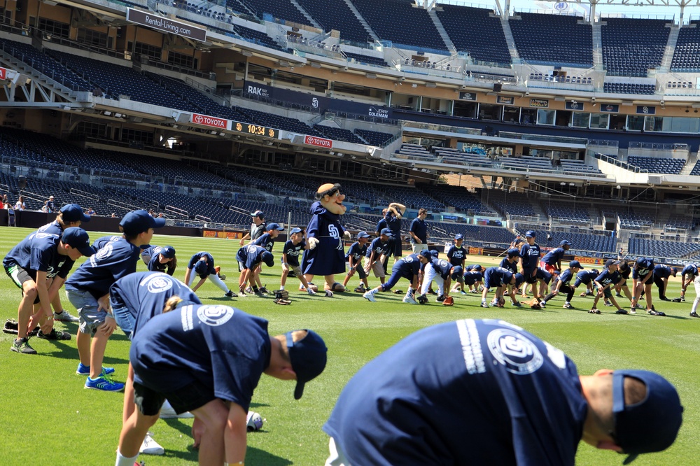 Padres give back to military children