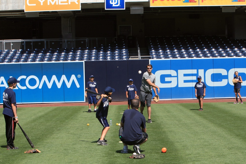 Padres give back to military children