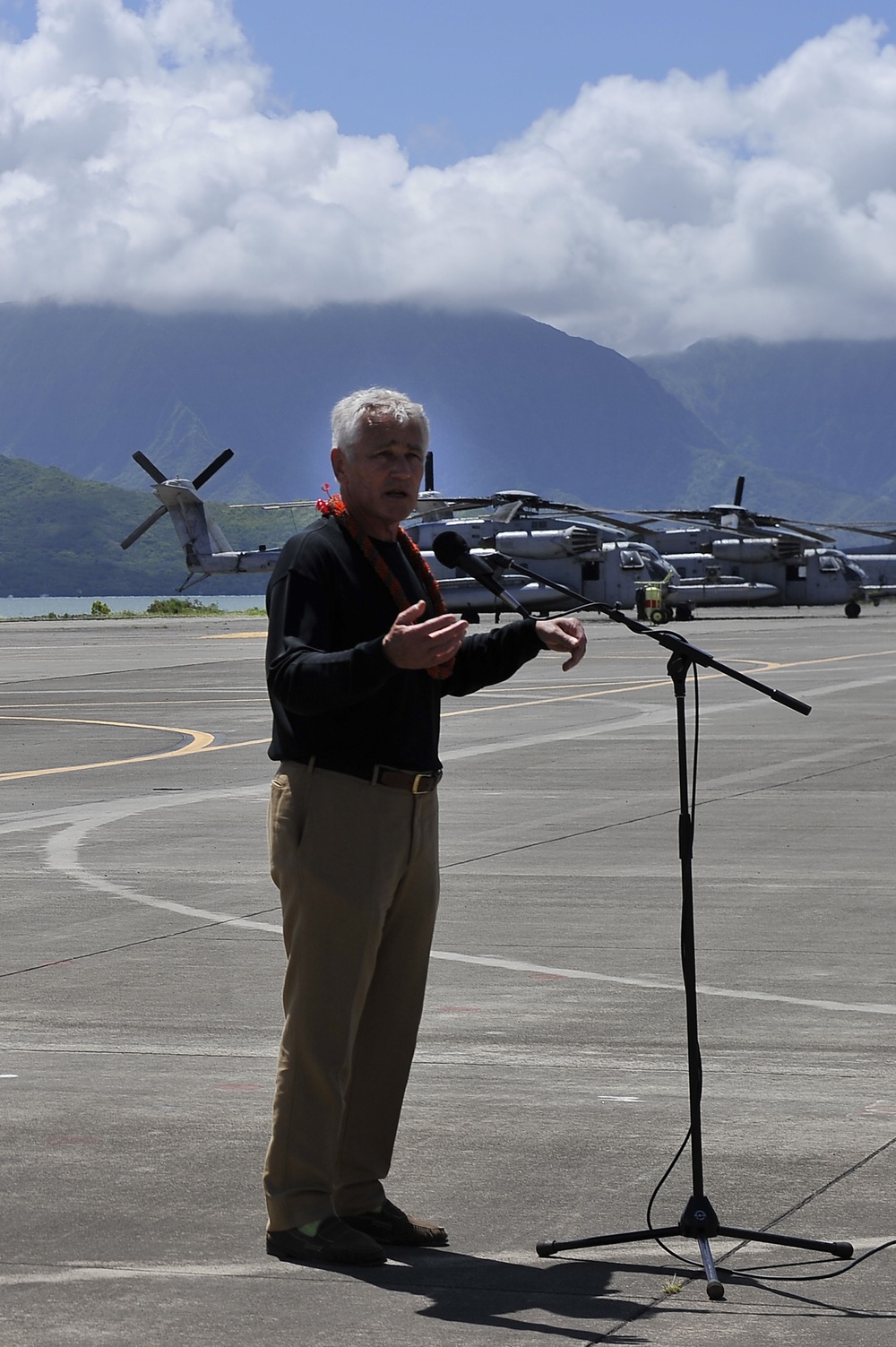 Secretary of Defense visits Marines at Marine Corps Air Station Kaneohe Bay, Hawaii