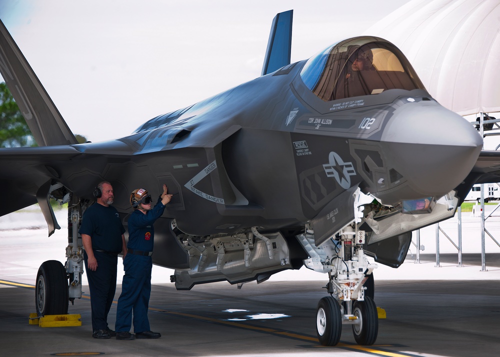 Navy maintainers putting F-35s in air