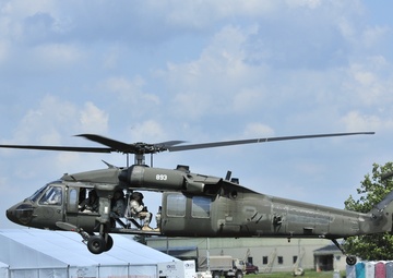 National Guardsmen give 91st Military Police protective service detail a lift