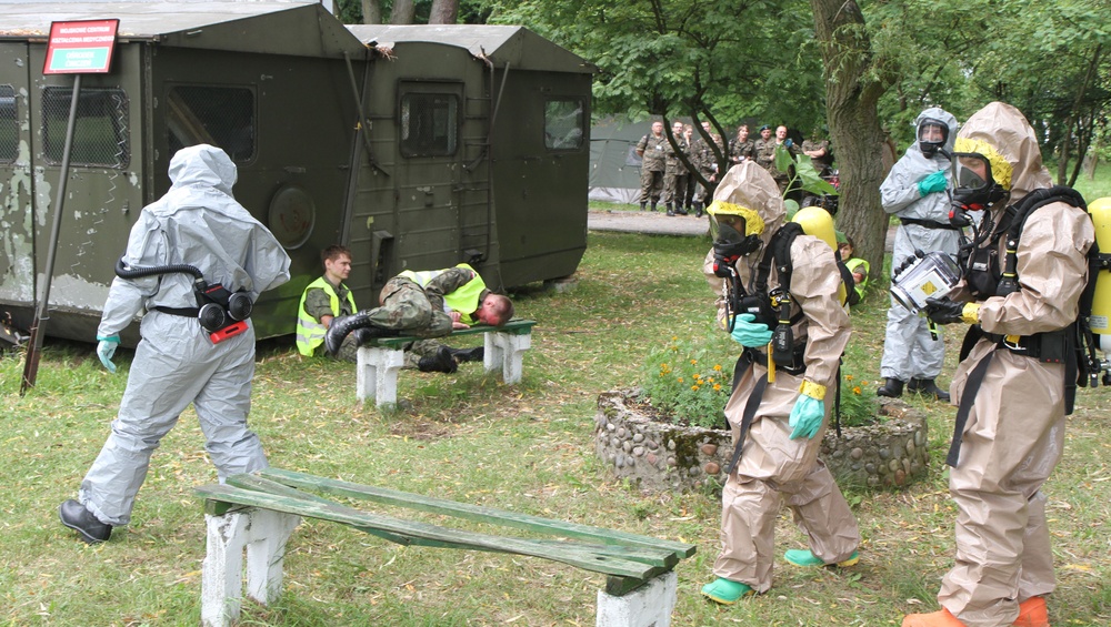 773rd CST works with Polish Army CBRN unit during BIOSAFE2013 workshop in Poland