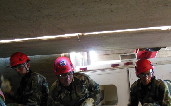 Nicaraguan military rescue team trains with Wisconsin Guard engineers