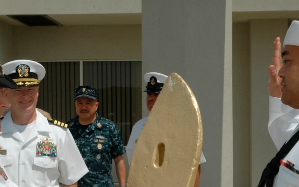 COMNAVRESFOR presents award