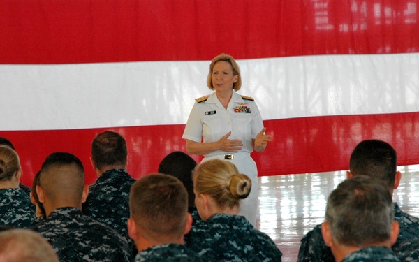 COMNAVRESFOR spends time with VR-55