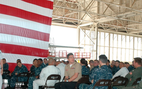 COMNAVRESFOR spends time with VR-55