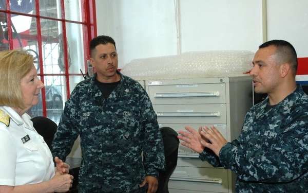 COMNAVRESFOR spends time with VR-55