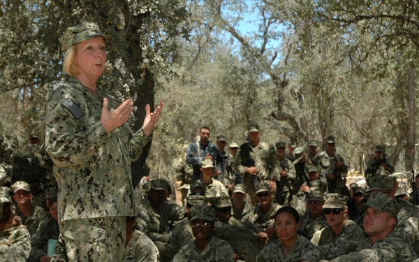 COMNAVRESFOR visits Reservists in California