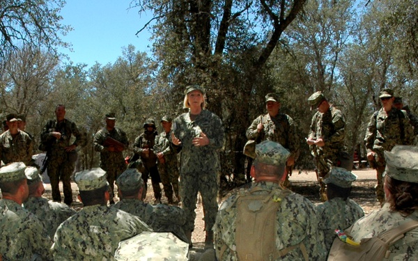 VADM Braun visits Seabees while field training.