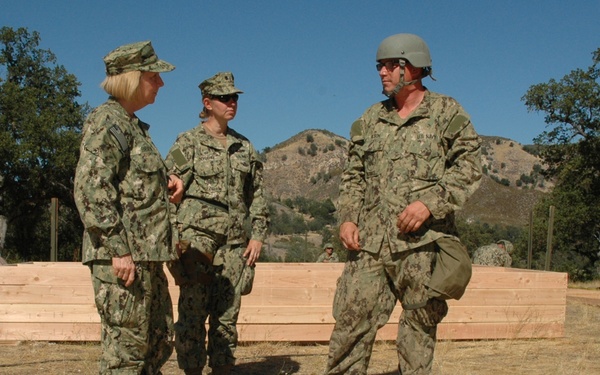 COMNAVRESFOR visits Reservists in California