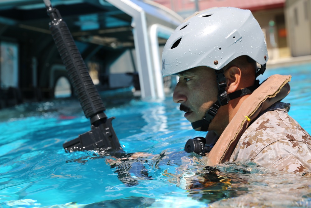 11th Marine Expeditionary Unit Completes Helo Dunker