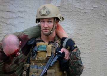 Recon Marines conduct swift, silent rescue during training