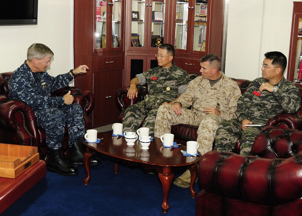 US, South Korean generals command Marines from sea