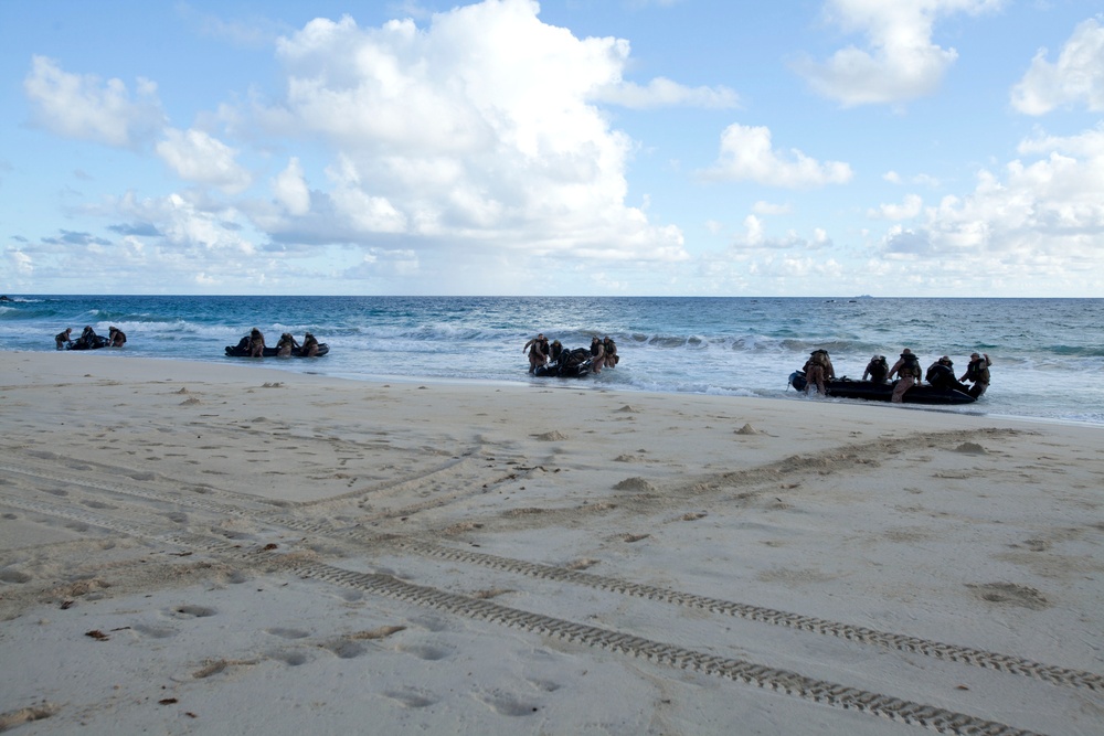 13th MEU Amphibious Assault 130830