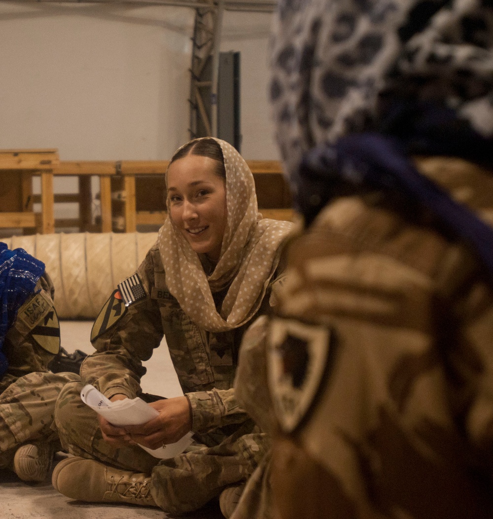 Female soldiers learn Female Engagement Team skills