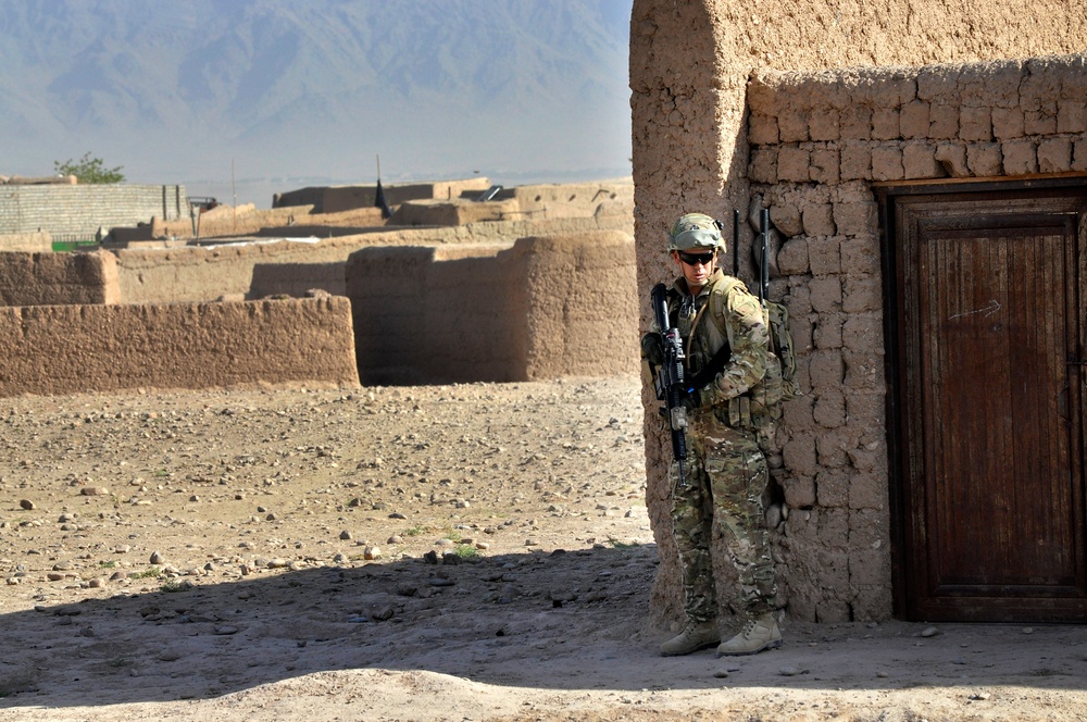 Australian soldiers provide perimeter security for Uruzgan coalition base