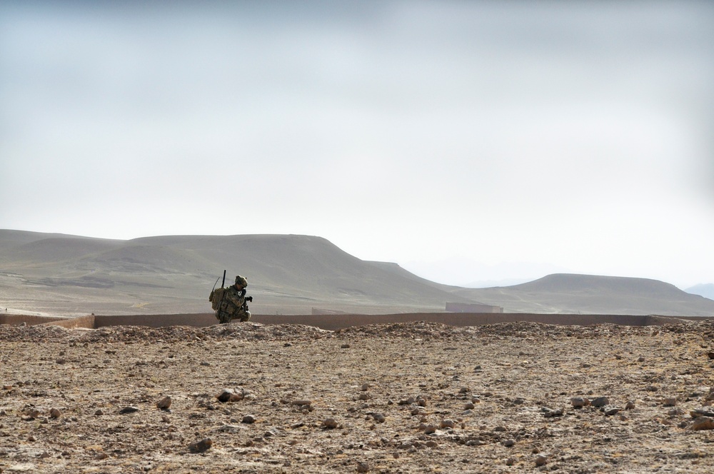 Australian soldiers provide perimeter security for Uruzgan coalition base