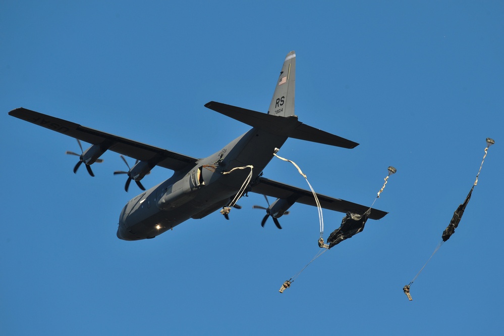 173rd IBCT (A) paratroopers jump training in Grafenwoehr