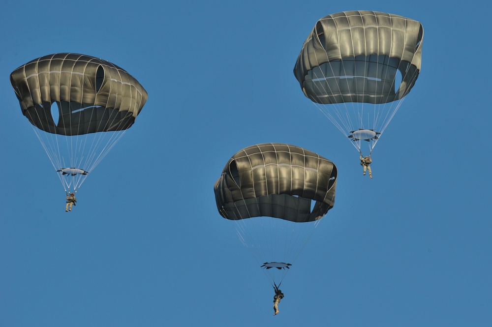 173rd IBCT (A) paratroopers jump training in Grafenwoehr