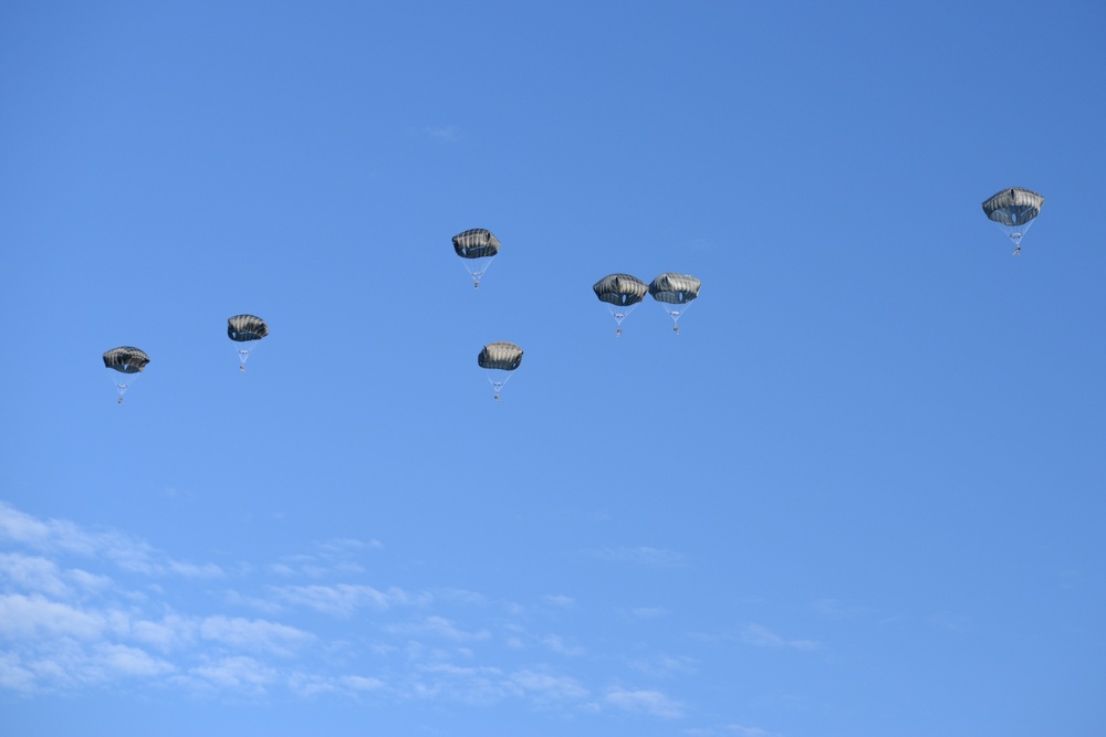 173rd IBCT (A) paratroopers jump training in Grafenwoehr