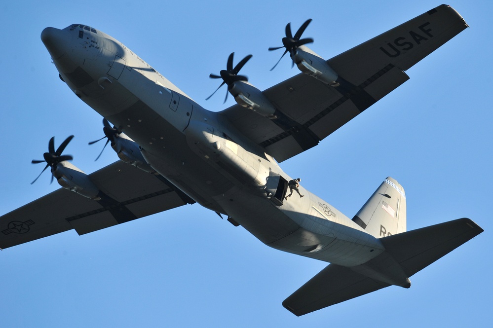 173rd IBCT (A) paratroopers jump training in Grafenwoehr