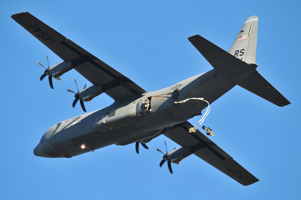 173rd IBCT (A) paratroopers jump training in Grafenwoehr