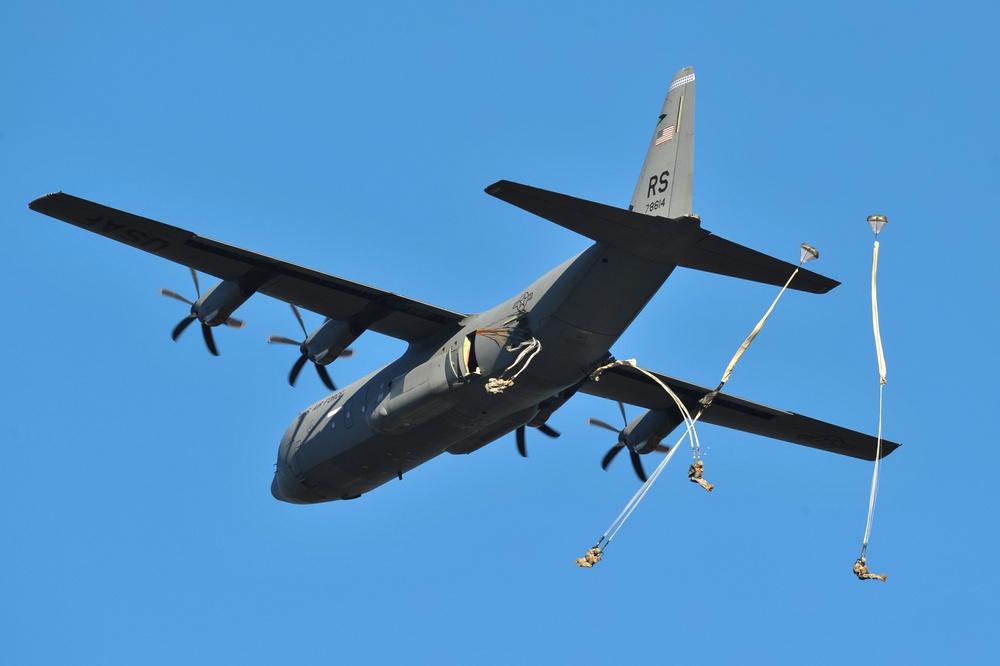 173rd IBCT (A) paratroopers jump training in Grafenwoehr