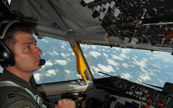 Reserve units link up during refueling mission