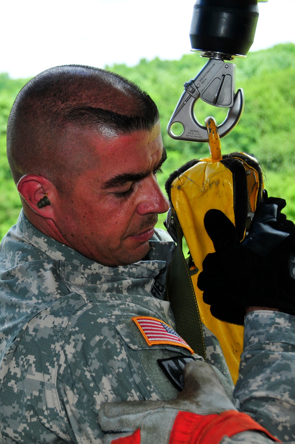 Aviation soldiers practice rescue hoist operations