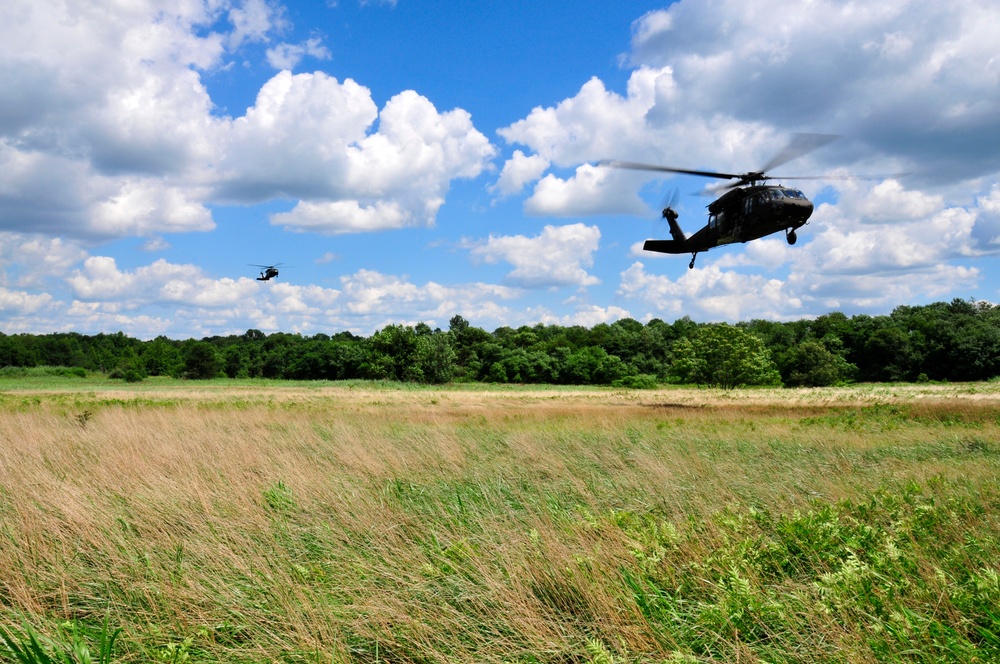 Aviation soldiers practice rescue hoist operations