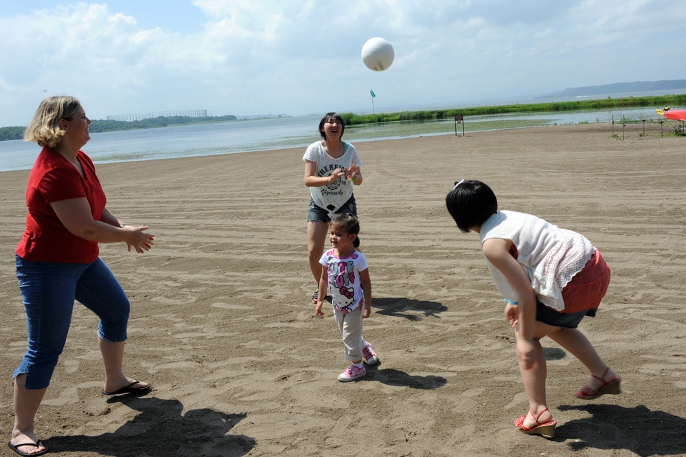 Base members 'adopt' Japanese students for weekend