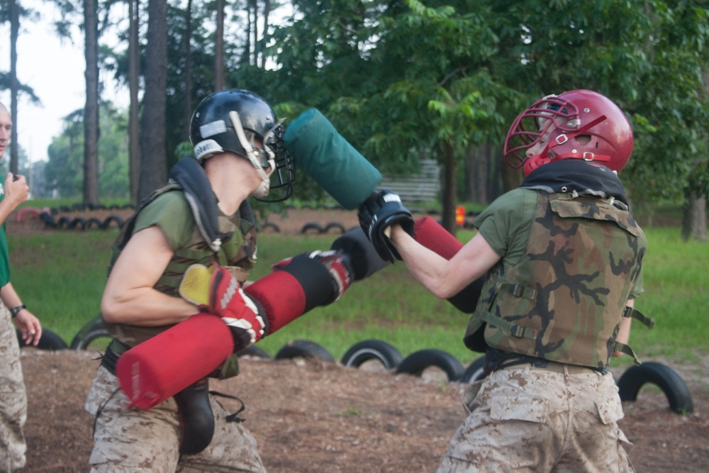 Photo Gallery: Marine recruits practice bayonet techniques during pugil stick training
