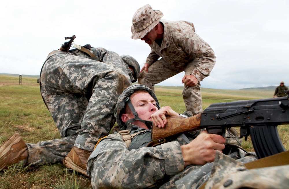 US Marines, ROTC Cadets and Mongolian troops participate in first aid training