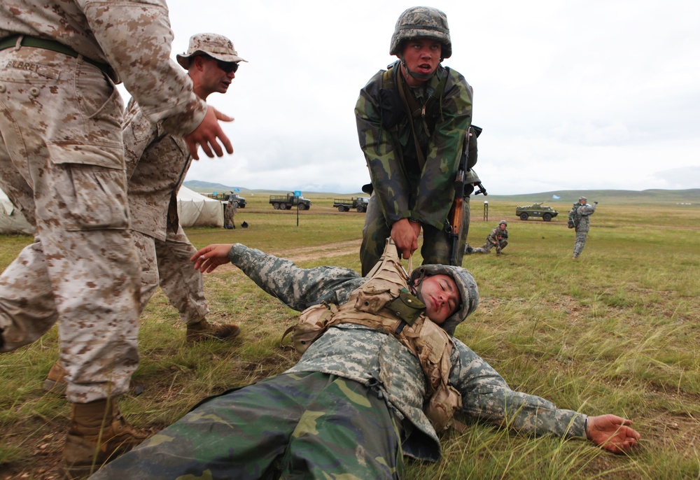 US Marines, ROTC Cadets and Mongolian troops participate in first aid training