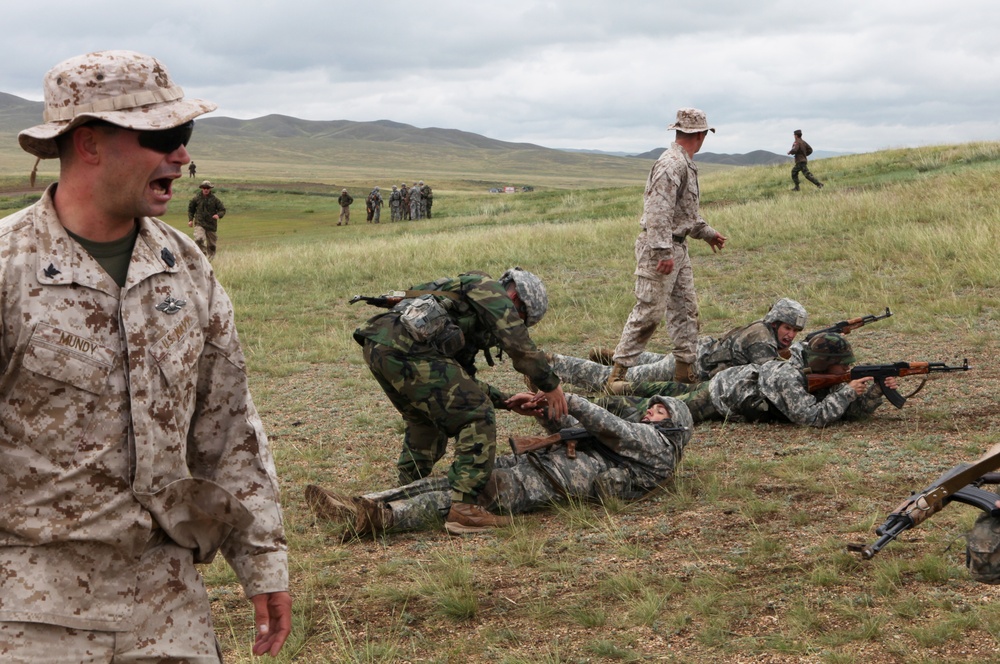 US Marines, ROTC Cadets and Mongolian troops participate in first aid training