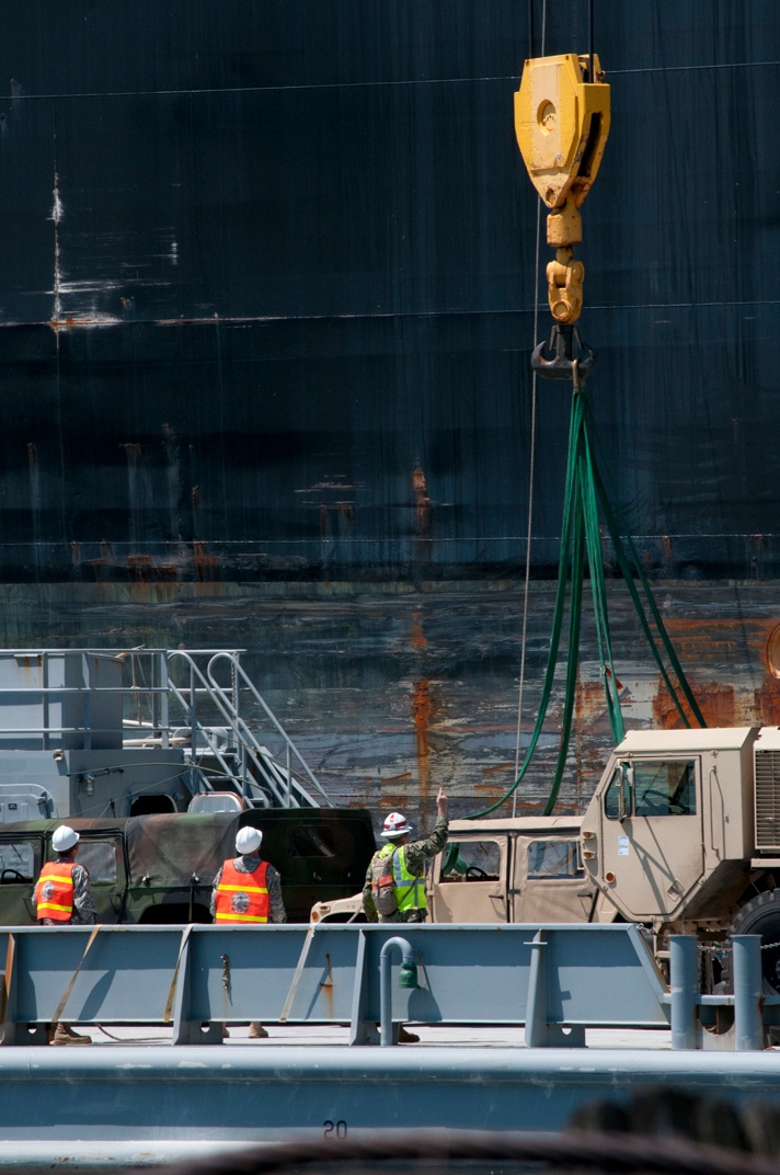 Soldiers, Sailors practice joint-service seaport loading